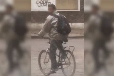 se masturba en bicicleta